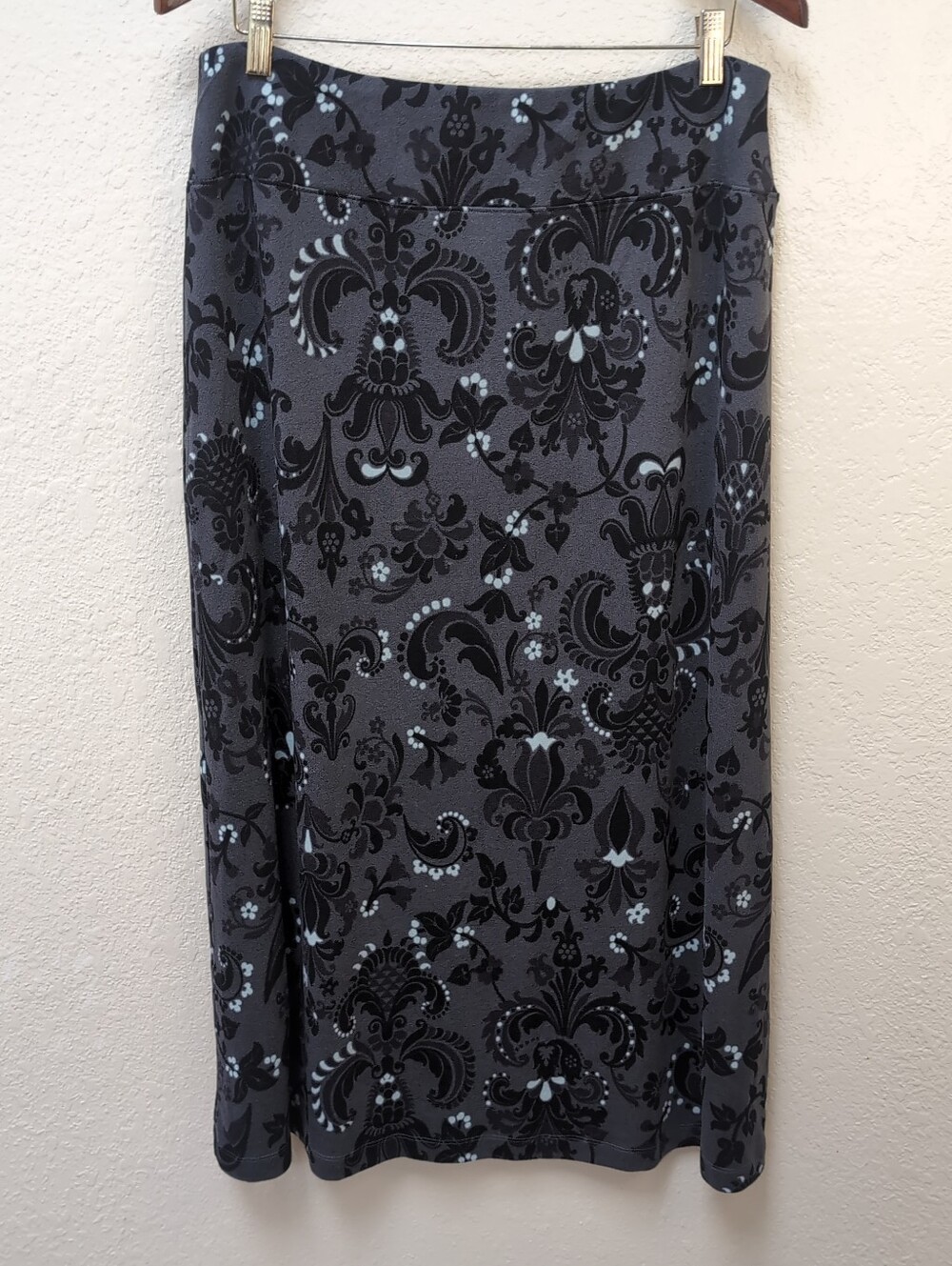 Whimsigoth Knit Pull-On Gray Maxi Skirt With Paisley/Leafy Pattern.Sime Medium